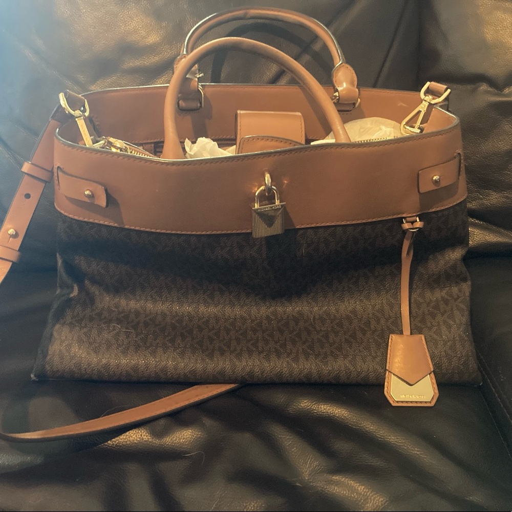 Nice purse brand new AUTHENTIC